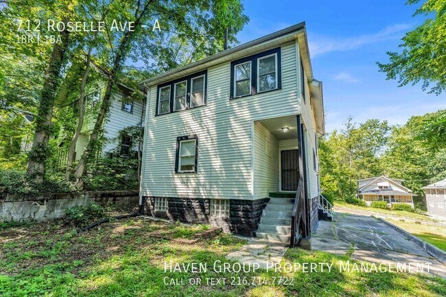 Building Photo - 712 Roselle Ave