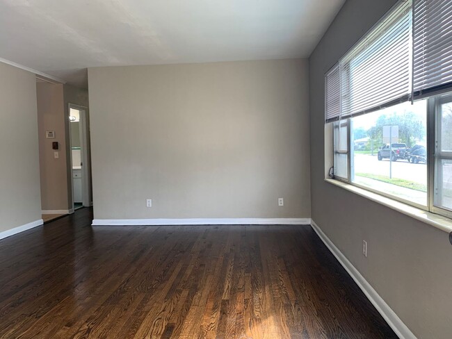 Building Photo - 4 Bedroom 2 Bath Spacious Home