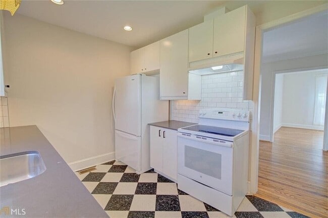 Building Photo - 654 Schuyler Ave SE