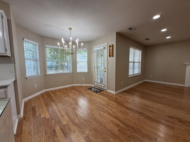 Building Photo - Newly Renovated Modern Home