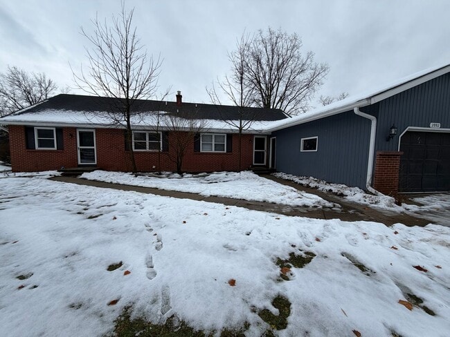 Building Photo - Large multi level duplex!