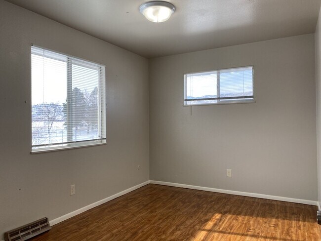 Building Photo - Cozy 3 Bed/1.5 Bath Duplex with Fenced Yard and 1 Car Garage