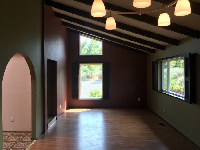 Building Photo - 15185 Broili Dr