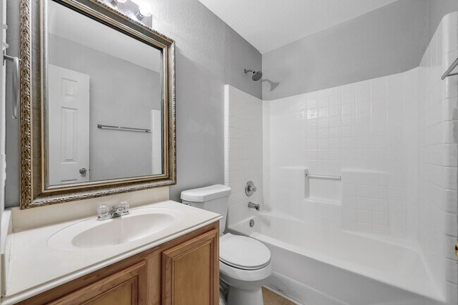 Building Photo - Cozy and quiet 4 bed 2 bath