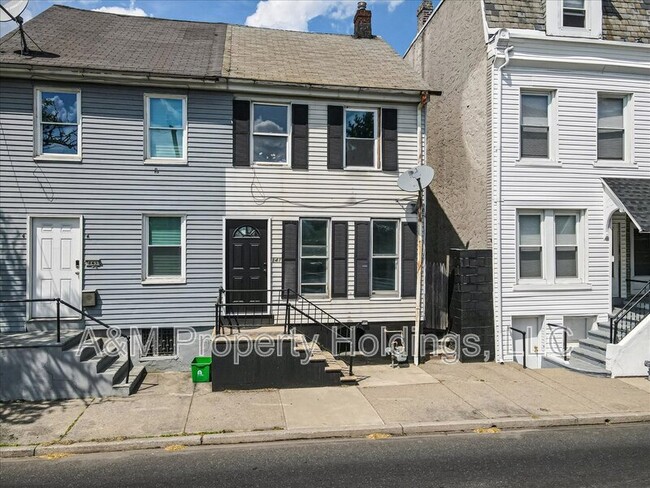 Primary Photo - 841 Jackson St
