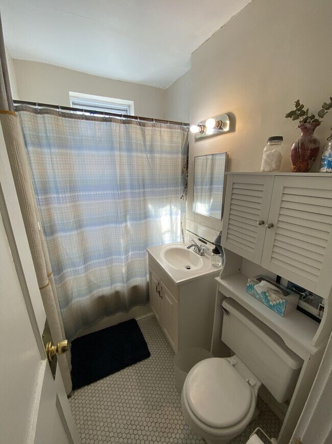 Building Photo - Charming 2-Bed, 1-Bath Available for June 1st - Heat/Hot Water Incl
