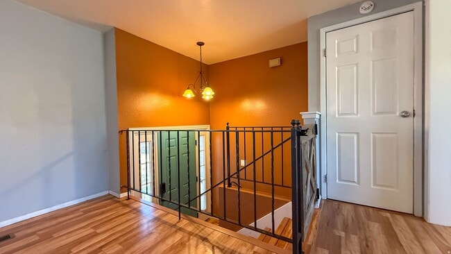 Building Photo - 4 bed 2 bath home