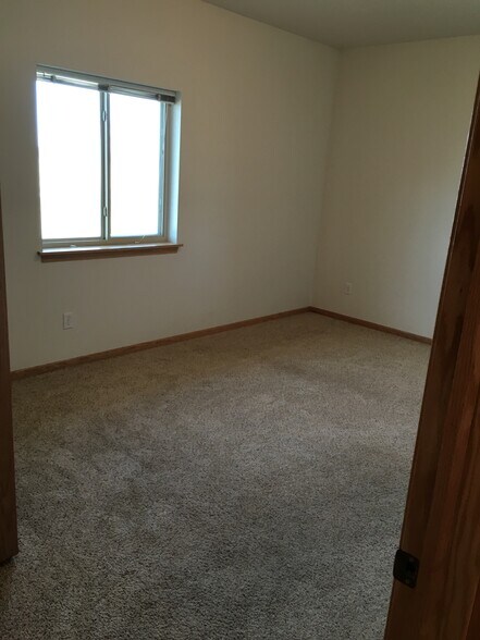 Large Master Bed - 131 Oakridge Ave