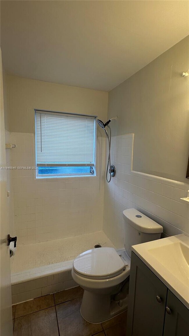 Building Photo - 732 Moffett St