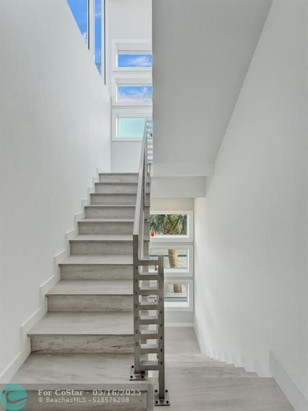 Building Photo - 1713 N Riverside Dr