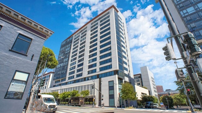 Building Photo - 250 King St