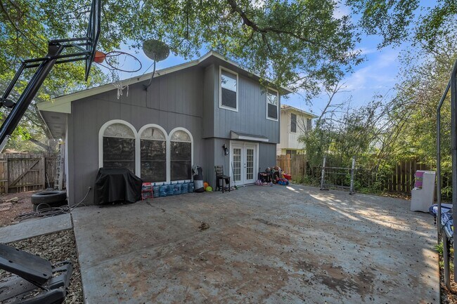 Building Photo - 3 BEDROOM AND 2.5 BATHROOMS PISD SCHOOL DISTRICT