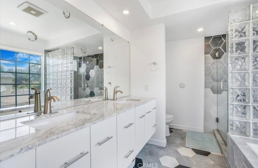 Building Photo - 2481 S Bundy Dr