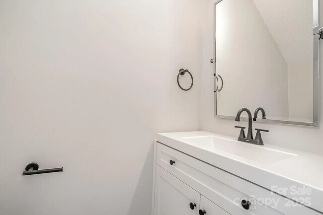 Building Photo - Fully Remodeled | 2BR/1.5BA Condo | Willowbrook