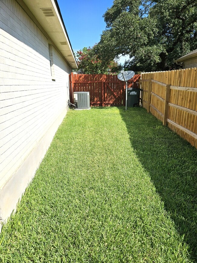 Building Photo - 1002 Woodview Dr