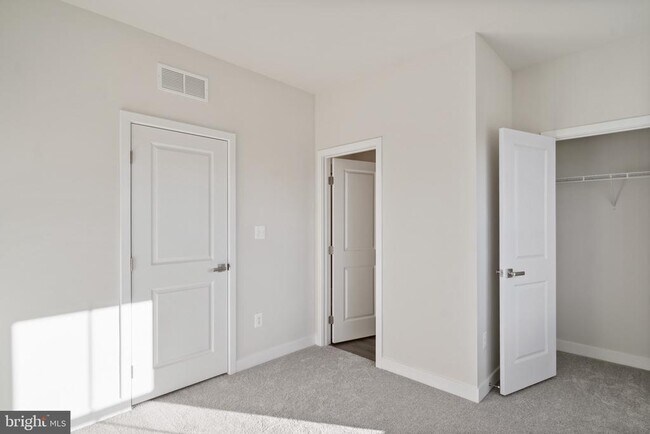 Building Photo - 734 Watts St