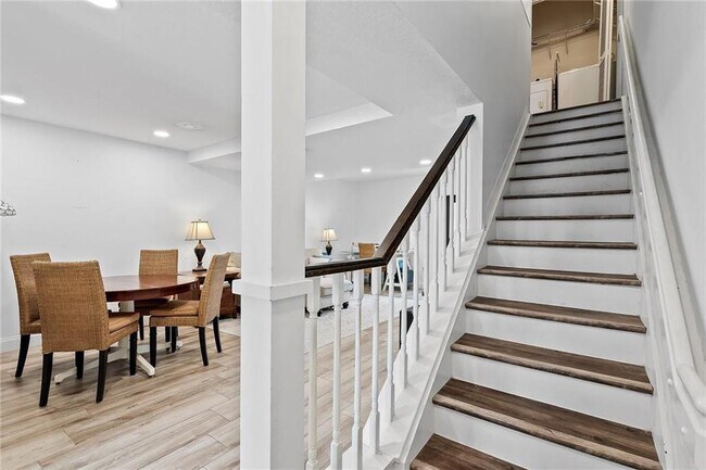 Building Photo - 247 City View Dr