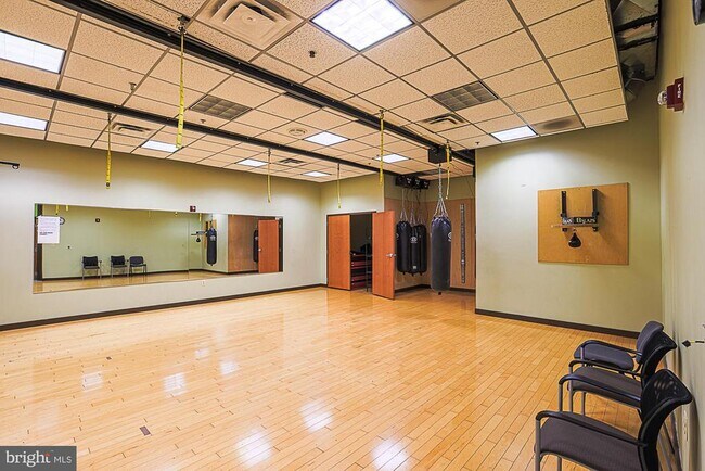 Building Photo - 675 S President St