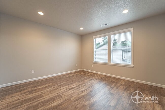 Building Photo - 3 Bedroom Mt. Vista Townhouse! Modern Fini...
