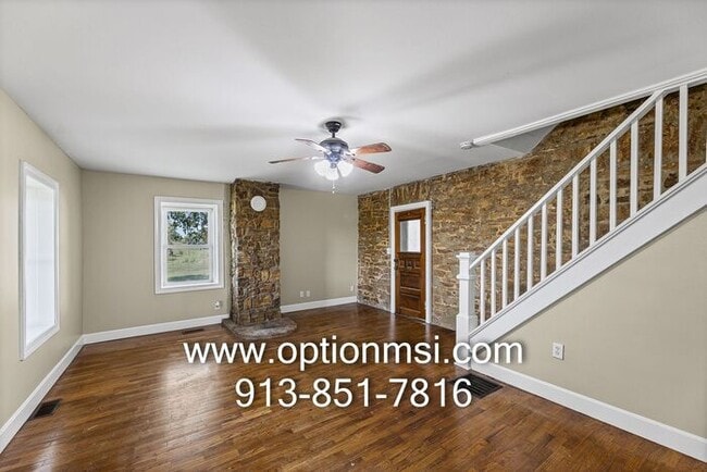 Building Photo - 15 Minutes out side Lawrence - MOVE IN READY!