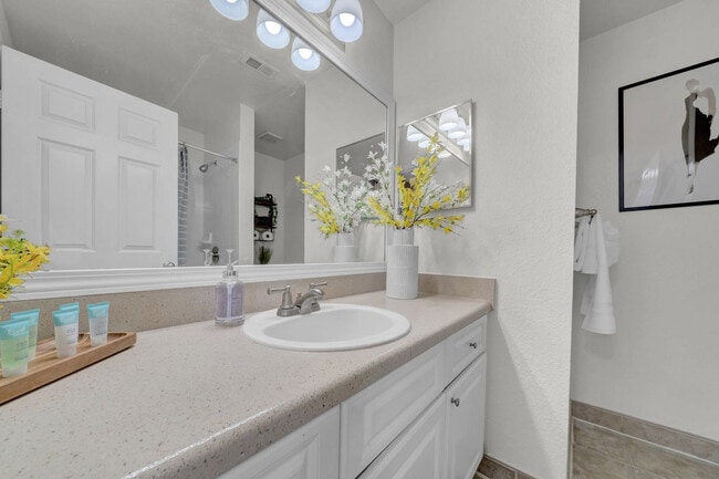 Building Photo - 10056 Montague St