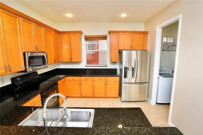 Building Photo - 1033 NE 17th Way