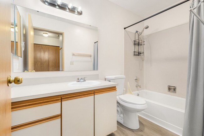Building Photo - Charming 1 Bedroom Condo in Kenmore with P...