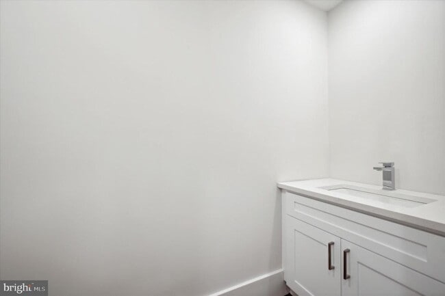 Building Photo - 430 York Rd