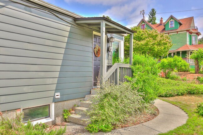 Building Photo - New Price! Beautiful 3 Bedroom home in des...