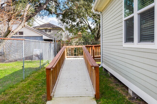 Building Photo - 205 De Koven St