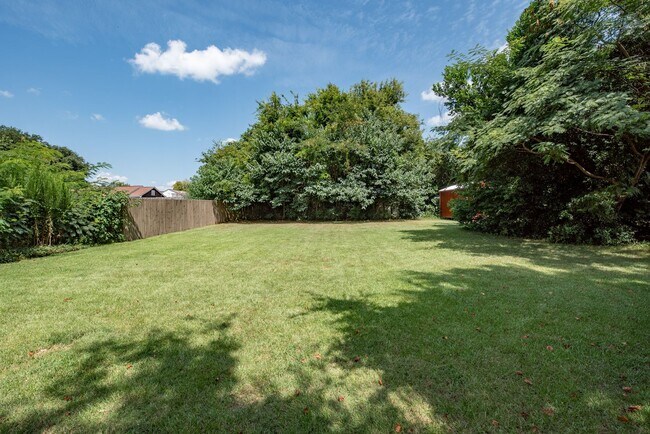 Building Photo - 432 27th St