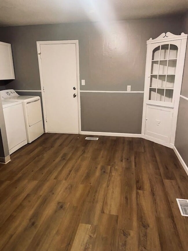 Building Photo - 3 Bedroom, 1 Bath House w/Attached Garage and Fenced Yard