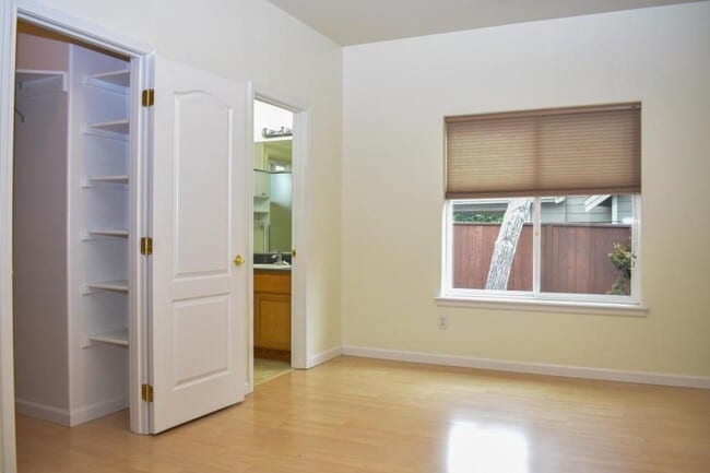 Building Photo - 2914 Farmington Ave