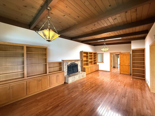 Building Photo - SPACIOUS  FOUR BED / THREE BATH SAN RAFAEL...