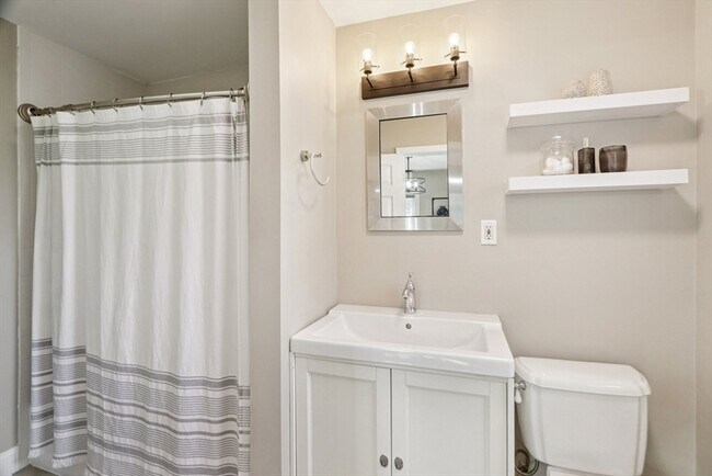 Building Photo - 39 Forest St