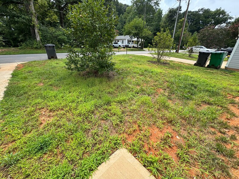 Building Photo - Room in Single Family Home on Oakwood Rd