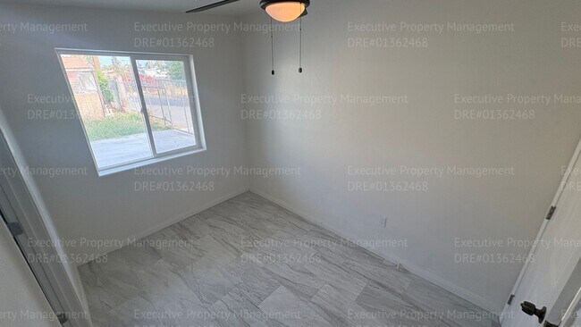 Building Photo - 1118 Chico St