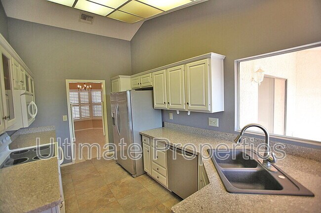 Building Photo - 14735 W Buttonwood Dr