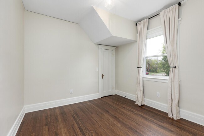 Building Photo - 719 Gladstone Ave
