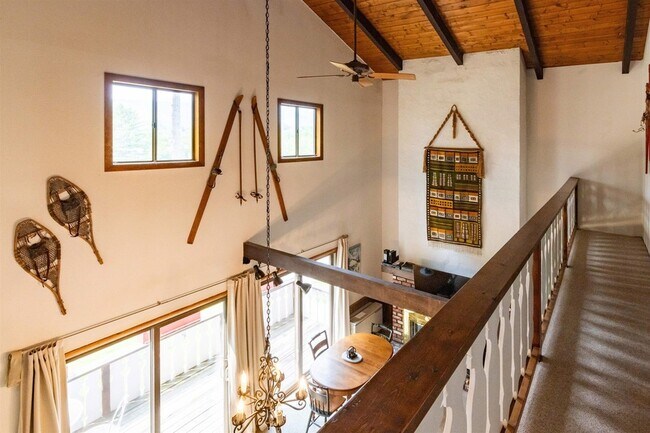 Building Photo - 18 Bunker Ln