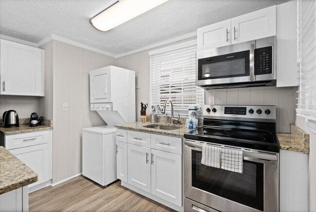 Equipped Kitchen with Kettle & Coffee Machine with Pods - Wahser & Dryer in unit - 301 27th Ave S