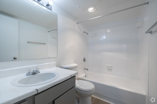 1BR, 1BA - 653SF - Yale - Bathroom - 8950 Glencrest Management Co LLC