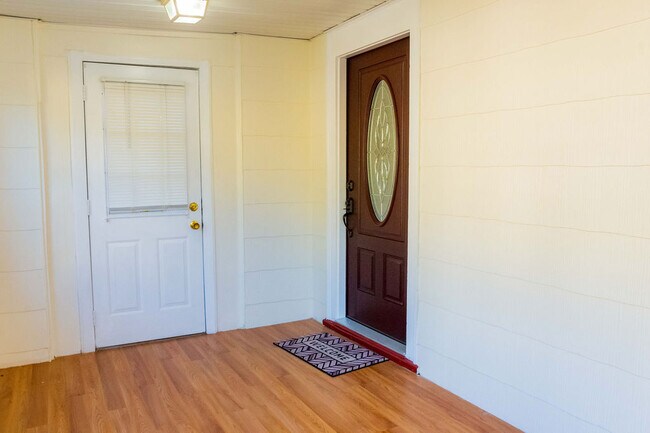 Building Photo - 204 Maple St