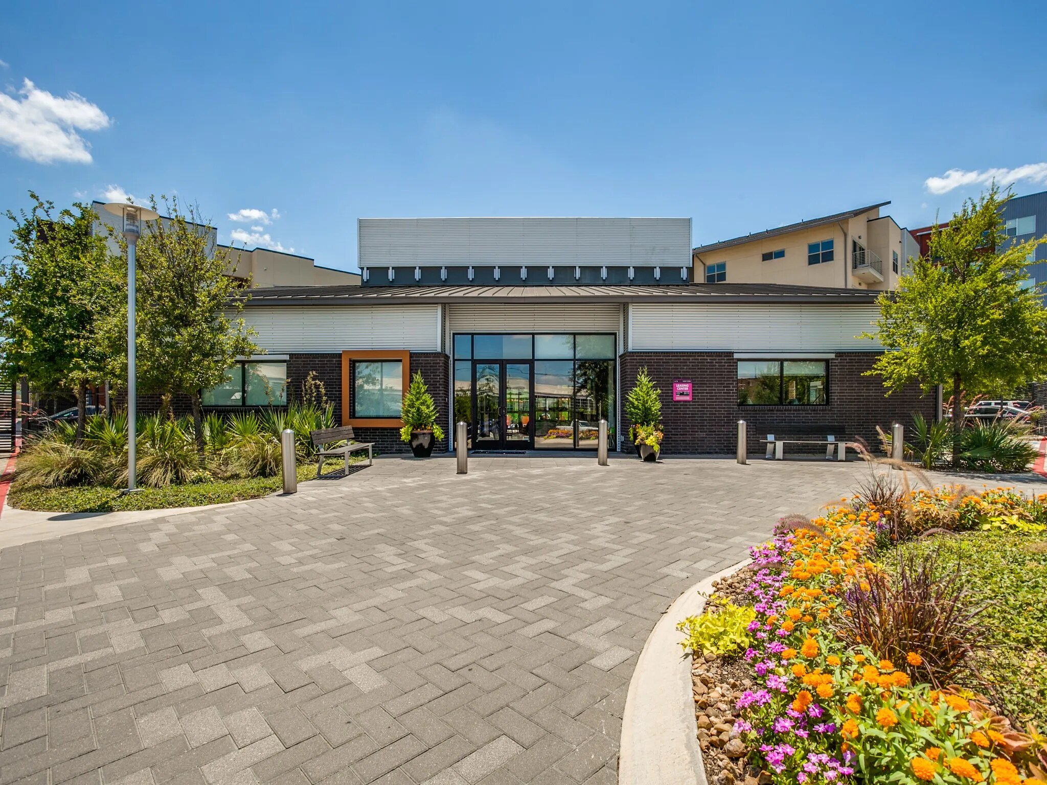 Building Photo - 660 Yorktown St