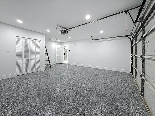 Building Photo - 1900 Sandpiper Dr