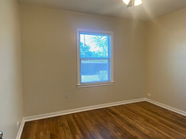 Building Photo - REFRESHED 2 BEDROOM, 1 BATH BELTON ISD