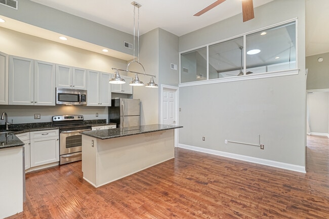 Building Photo - 6 Strawberry St