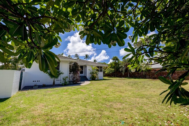 Building Photo - Mid-century modern Kalaheo Ave. Beach side...