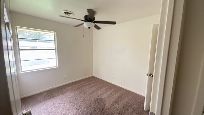 Building Photo - Upgraded 4 bedroom 2.5 bathroom house!  HO...