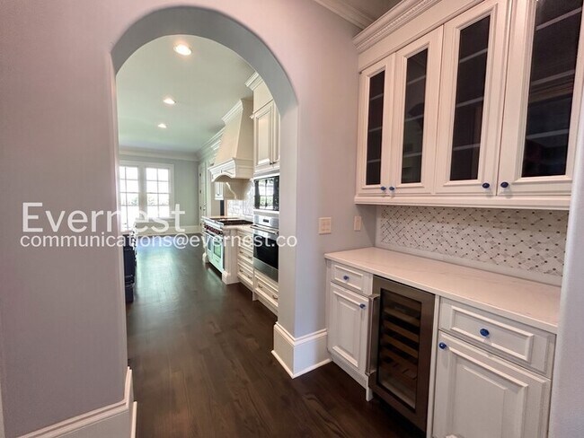 Building Photo - Spacious 7 Bed/8 Bath Home with Garage / Pet-Friendly / Available Now!